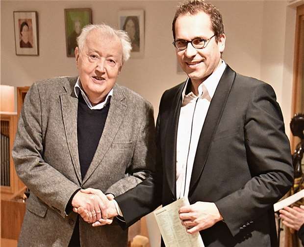 Dr. Harald Uhl (links) dankte im Namen des "Ökumenischen Arbeitskreises Wachtberg" Robert Wittbrodt für die großartige Unterstützung.