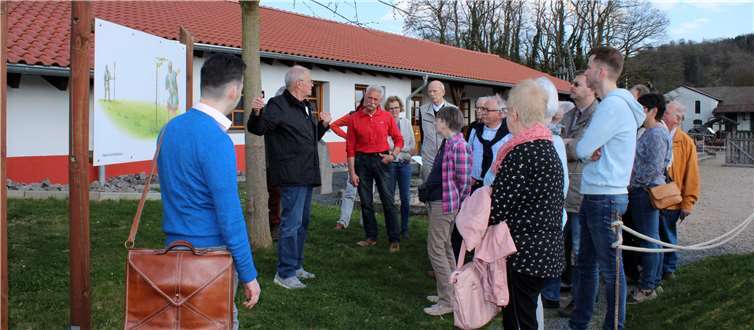 Dr. Hartmut Froesch erläuterte die Groma, das einfache wie effektive römische Instrument zur Landvermessung. Fotos: HG