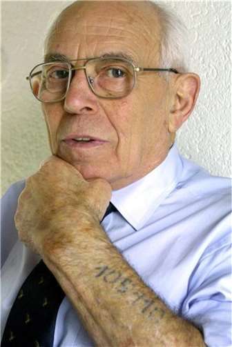 Erinnerung an Dr. Heinz Kahn  Dr. Heinz Kahn mit der im Konzentrationslager Auschwitz eintätowierten Häftlingsnummer 105 110 auf dem Unterarm. Foto: privat