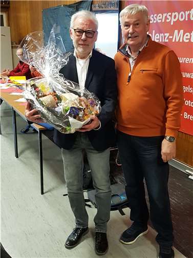 Dr Heinz Pollman gratuliert Manfred Raspel zur 60-jährigen Mitgliedschaft im Wassersportverein. Quelle: WSV Koblenz