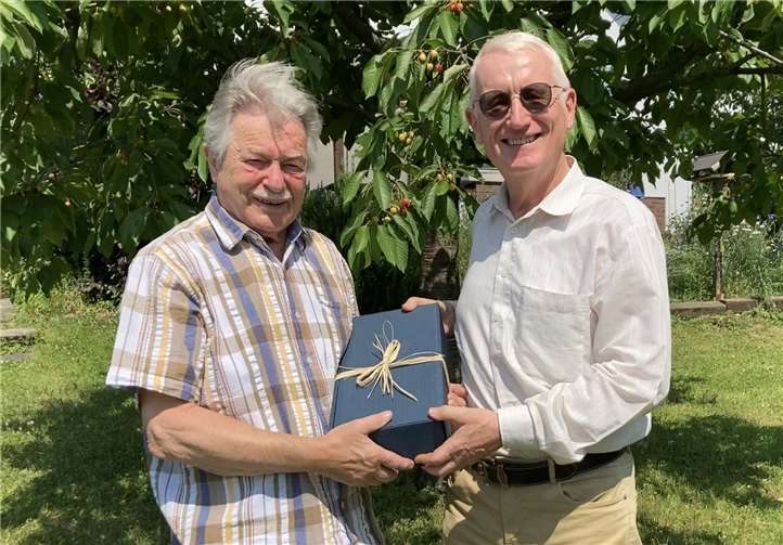 Dr. Heinz Schmitz (rechts) gratuliert namens der CDU der Verbandsgemeinde Unkel Edgar Neustein zum 75. Geburtstag. Foto: privat