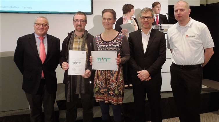 Dr. Helmut Gaßmann (2. v.l.) und Cornelia Otremba nehmen als Vertreter des St. Joseph-Gymnasiums die MINT-Auszeichnung an. Der Schule wird als Partner die Dienstleistungsgesellschaft für Informatik mbH, Bonn zur Seite gestellt, hier vertreten durch Thomas Michel (2.v.r.). Thomas Sattelberger, Vorsitzender „MINT Zukunft schaffen“ (l.) und Stefan Ginthum, LEGO Education (r.) gratulierten.privat