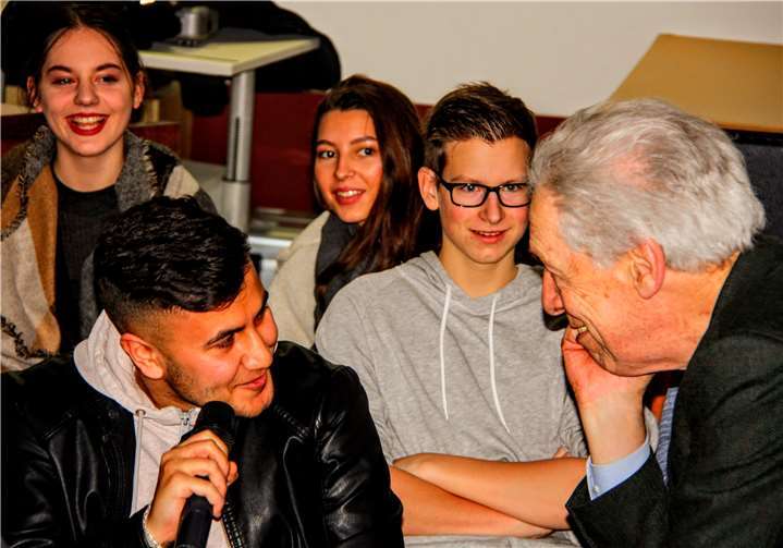 Dr. Henning Scherf im direkten Gespräch mit Schülerinnen und Schülern.