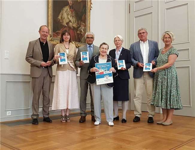 Dr. Hermann Tengler, Victoria Appelbe, Ashok Sridharan, Prof. Dr. Ursula Lehr, Schwester Oberin Lioba Brockamp, Sebastian Schuster, Martina Schönborn-Waldorf (v.l.n.r.). privat