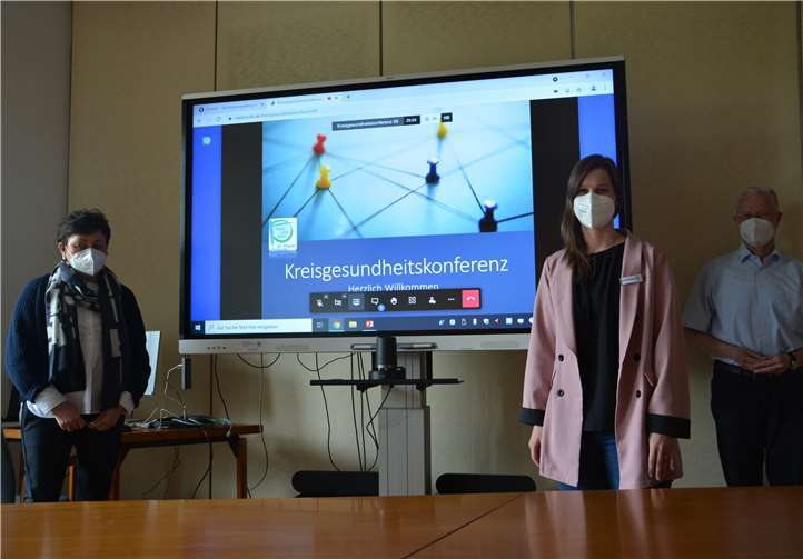 Dr. Hildegard Hamm, Gesundheitsmanagerin Johanna Breithaupt und Landrat Frank Puchtler während der Kreisgesundheitskonferenz.Quelle: Rhein-Lahn-Kreis