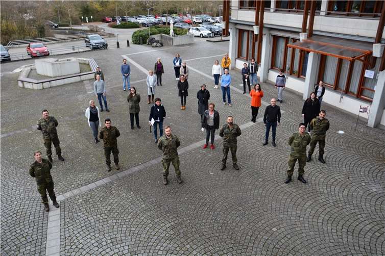 Dr. Hildegard Hamm und Gisela Bertram dankten Stabsunteroffizier Ali Avci, Stabsunteroffizier Luca Daniel, Oberstabsgefreiter Normann De Turris, Feldwebel Tim Müller und Unteroffizier Tizian Steinhauer für ihre Hilfe.  Foto: Rhein-Lahn-Kreis