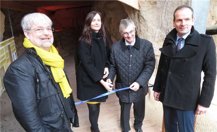 Dr. Holger Schaaff, Dr. Alexandra W. Busch, Dr. Alexander Saftig und Jörg Busch gaben das „Heiligtum des Hercules Saxanus“ symbolisch für die Öffentlichkeit frei. Fotos: MKA
