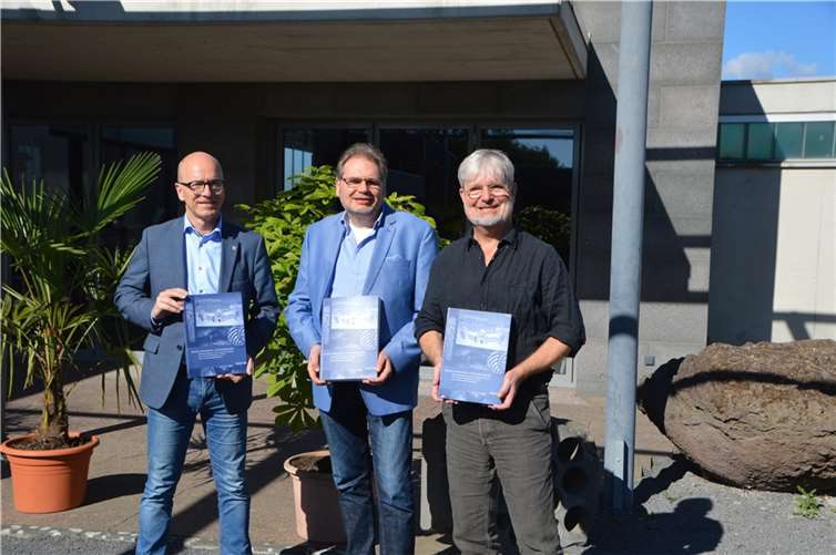 Dr. Holger Schaaff und sein Kollege Dr. Lutz Grunwald überreichten Oberbürgermeister Dirk Meid den 45. Band der Reihe RGZM - Tagungen.  Foto: Jacqueline Blang/Stadt Mayen
