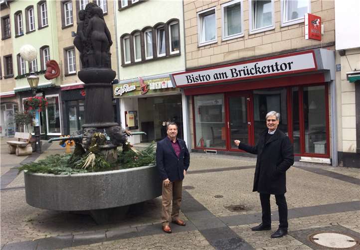 Dr. Horst Knopp, AfD-Direktkandidat im WK 12 und Walter Scharbach (li.), Ratsmitglied im Stadtrat Mayen, vor leeren Ladengeschäften in der Mayener Innenstadt. Foto: privat