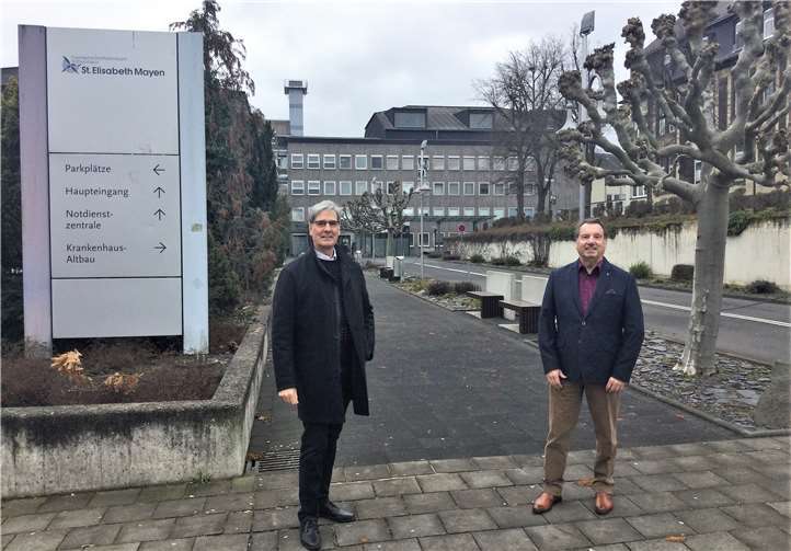 Dr. Horst Knopp (im Bild links), AfD Direktkandidat im Wahlkreis 12 und Ratsmitglied Walter Scharbach vor dem St. Elisabeth-Krankenhaus Mayen. Foto: privat