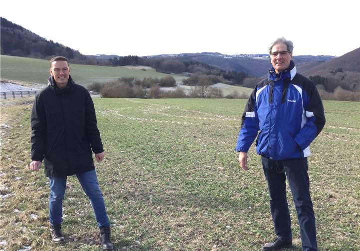 Dr. Horst Knopp mit Thomas König, AfD-Abgeordneter in der VG Vordereifel, vor der ländlichen Kulisse der Vordereifel mit ihren zahlreichen Mobilfunklöchern. Foto: privat