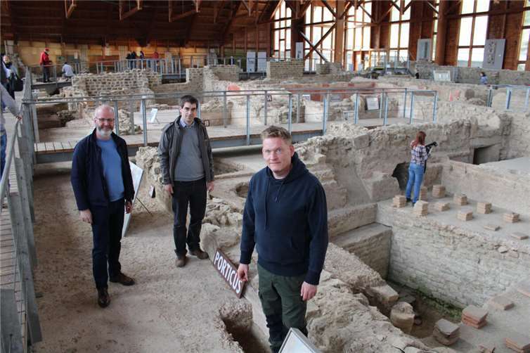 Dr. Hubertus Ritzdorf (Leiter Museum Römervilla), Timo Lang (Generaldirektion Kulturelles Erbe Rheinland-Pfalz) und Dr. Matthias Lang (Universität Bonn) (von links), vor dem römischen Keller der Römervilla in dem erstmals seit 35 Jahren wieder archäologische Grabungen stattfanden.  Foto: DU
