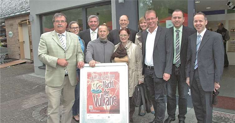 Dr. Ines Bräunlich (6. v. l.) ist die 11.111 Besucherin in der Tourist-Information. Dazu gratulieren Klaus Bell (v. l., BM Pellenz), Sara Breitbach (TI Maria Laach), Thomas Schäfer (Geschäftsführer Klosterverwaltung), Mario Becker (EOS Studienreisen), Steffen Melzow (Hoteldirektor Seehotel), Sarah Radermacher (TI Ferienregion Laacher See), Jörg Lempertz (BM Mendig), Johannes Bell (BM Brohltal) und Jens Neumann (Klosterverwaltung Maria Laach).  privat