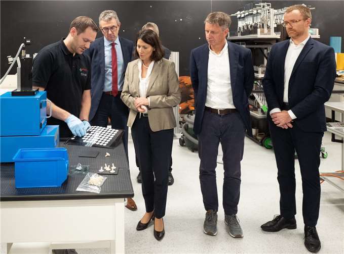 Dr.-Ing. Johannes Stahl, Application Engineering, wartete im Labor, um die UV-LUX Technologie vorzuführen.