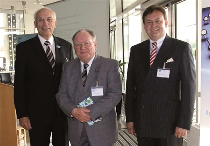 Dr.-Ing. Meinolf Gerstkamp (l.) und Dipl.-Ing. Dipl.-Wirtsch.-Ing. Jürgen R. Dietrich ehrten Prof. Dr. Peter Wiegner (Mitte).privat