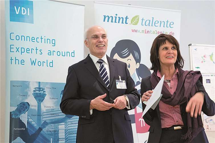 Dr.-Ing. Meinolf Gerstkamp (links) aus Unkel wird auch in der nächsten Amtszeit in Kooperation mit der Bildungsministerin Vera Reiß (rechts) den Schülerwettbewerb „Faszination Technik“ veranstalten.VDI Mittelrhein