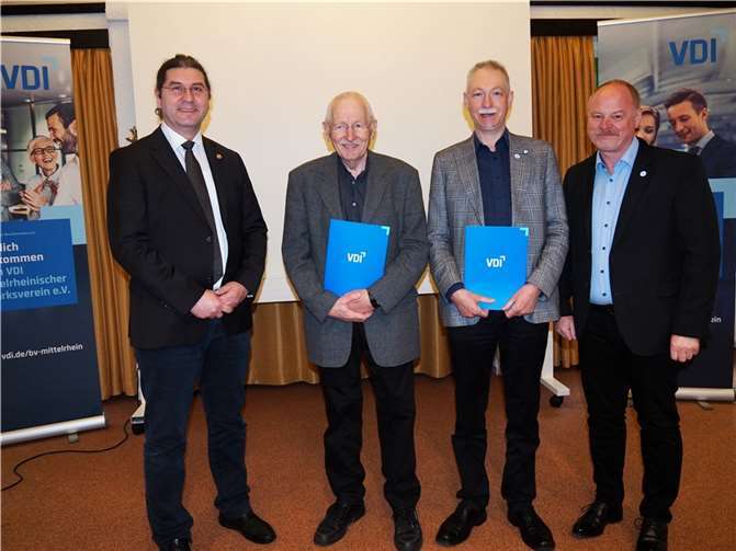 Dr.-Ing. Rudolf Kramer (2.v.l.) aus Leutesdorf und Dipl.-Ing. Felix Schmitt (3.v.l.) aus Neuwied erhielten die Urkunde und das Ehrenabzeichen für ihre 50- bzw. 40-jährige Mitgliedschaft.  Foto: VDI