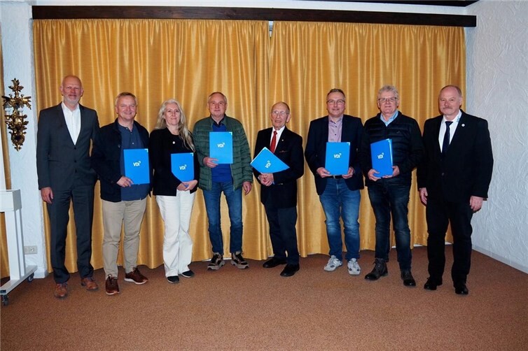 Dr.-Ing. Stefan Erxleben (4. von links) aus Höhr-Grenzhausen blickt auf 50 Jahre Mitgliedschaft im VDI Verein Deutscher Ingenieure e.V. zurück. 