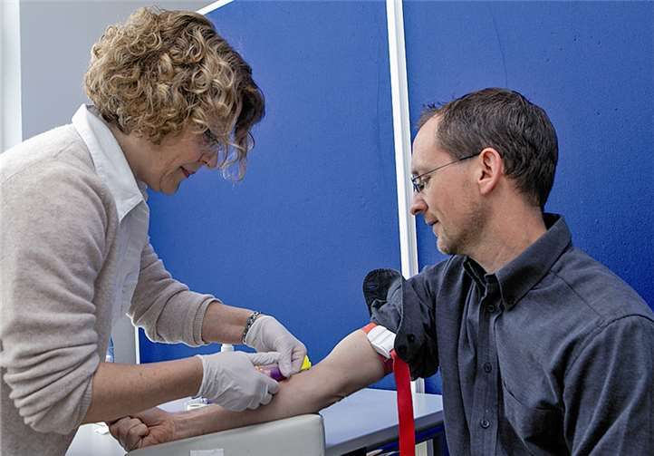 Dr. Inge Manheller aus Ringen nahm bei der Typisierungsaktion im Ringener Bürgerhaus gemeinsam mit ihren Kollegen über 500 Menschen Blut ab, um es zu typisieren. Darunter war auch Kai Orth aus Lantershofen.