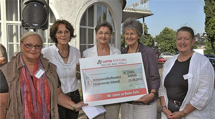 Dr. Ingeborg Thümmel, Monika Hömberger, Dr. Lea Ackermann und Beatrix Hecken-Knieling freuen sich über den Scheck, den Agnes Dunkel (3.v.l.) mitgebracht hatte. Uko