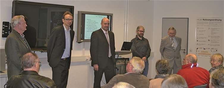 Dr. Ingo Dahn, Geschäftsführer des IWM (stehend rechts), moderierte die Fragerunde, bei der die Projektverantwortlichen Rede und Antwort standen.Schalles