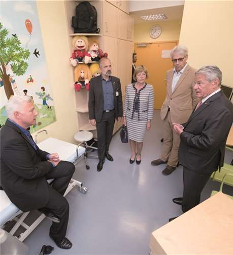 Dr. Ingo Franke, Leiter der Universitäts-Kinderklinik, demonstrierte vor Ort den möglichen Ablauf einer Untersuchung.