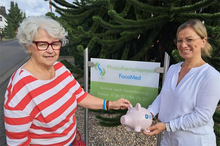 Dr. Ingrid Stollhof vom Vorstand des Neuwieder Hospizvereins (links) mit Angela Foca bei der Spendenübergabe.