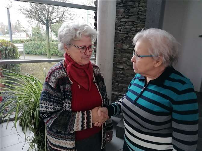 Dr. Ingrid Stollhof vom Vorstand des Neuwieder Hospizvereins (links) dankte Renate Möller für ihre Spende.  Foto: Beate Christ