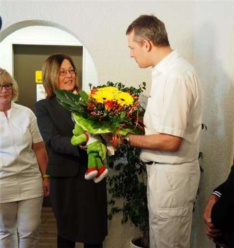 Dr. Irmgard Stippler überreichte Dr. Ralf Müller einen Blumenstrauß.