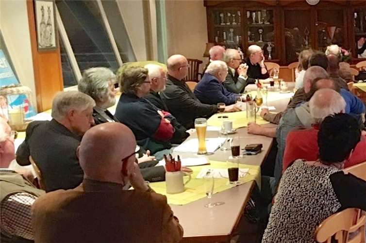 Dr. Jan Bollinger spricht zu den Gästen. privat