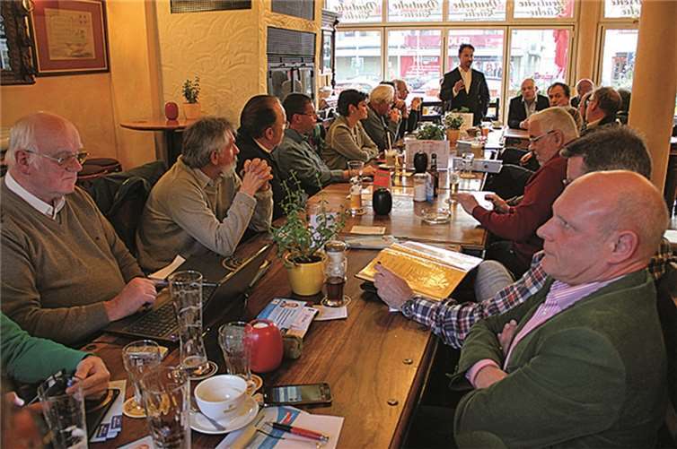 Dr. Jan Bollinger spricht zur Versammlung. privat