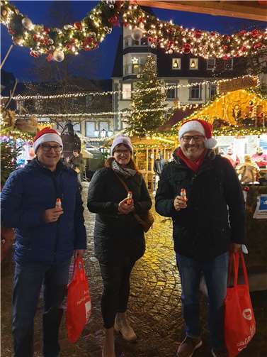 Dr. Jens Groh, Marion Winter und Udo Dames verteilten die Schoko-Weihnachtsmänner. Foto: privat