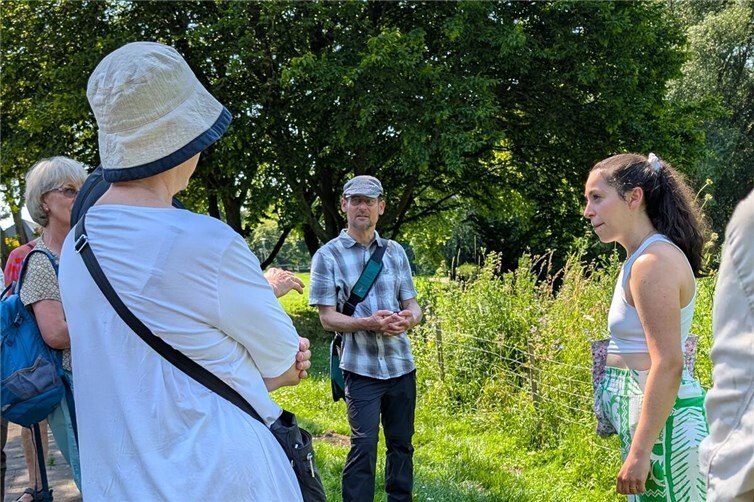 Dr. Jens Mutke, Uni Bonn (Bildmitte) und Nayara Atella-Suri (Meckenheim blüht auf e.V.) bei der Führung