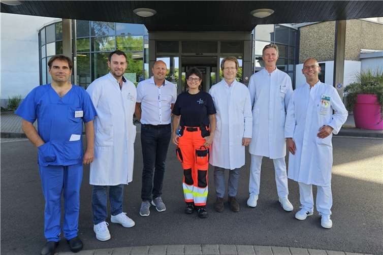 Dr. Jens Rudolph (3.v.r.), Chefarzt der Gefäßchirurgie am Gemeinschaftskrankenhaus Bonn, führt die gefäßchirurgische Sprechstunde im MVZ am Krankenhauses Maria Hilf fort. Ihn begrüßen (v.l.): Dr. Felix Schoth (Chefarzt Radiologie), Dr. Tim Mödder (Chefarzt Kardiologie), Thorsten Schütze (Kaufmännischer Direktor), Dr. Heike Kornemann (Ärztliche Leiterin Zentrale Notaufnahme), Prof. Klaus Prenzel (Chefarzt Chirurgie) und Dr. Thomas Lepping (Ärztlicher Direktor und Chefarzt Geriatrie).  Foto: Marienhaus Klinikum im Kreis Ahrweiler