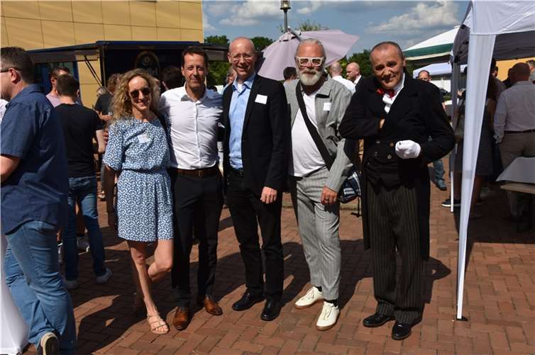 Dr Joachim Rasch konnte viele Gäste im GTZ Rheinbach begrüßen. V.l. Natalie van de Flierd (prettywomen fashion Rheinbach) Axel Frey (RKH Rheinbach), Dr. Joachim Rasch (GF Wfeg) Thomas Spitz (Stadt Rheinbach) Gerhard Donie (Entertainer) Fotos: EICH
