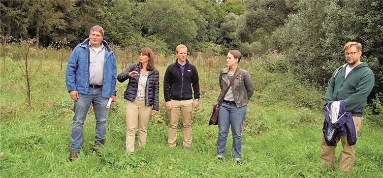 Dr. Jochen Mölle (r.) führte Mechthild Heil (2.v.r.) und ihre Mitarbeiter durch das Armuthsbachtal“. Foto: privat