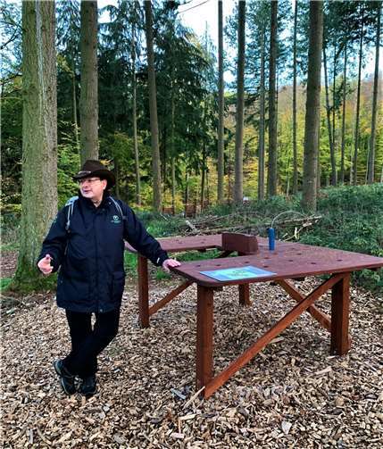 Dr. Jörg Henning stellt das medizinische Konzept des Kur- und Heilwaldes vor. Foto: Mira Bind/Stadtverwaltung Lahnstein