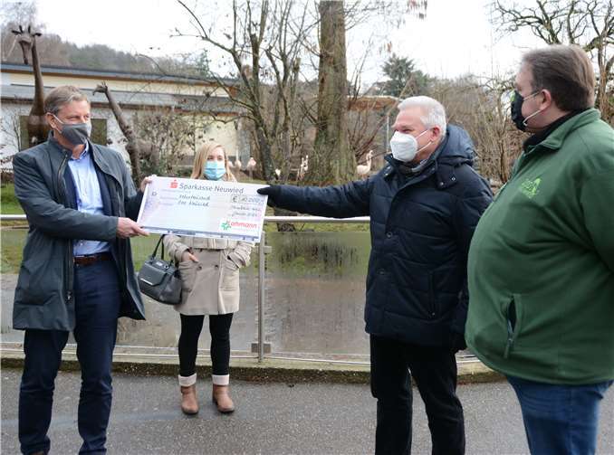 Dr. Jörg Pohlman (geschäftsführender Gesellschafter Lohmann), Katharina Kunke (PR & Communication Manager Lohmann), Hans-Dieter Neuer (Wirtschaftsberater Zoo Neuwied), Mirko Thiel (Zoodirektor).