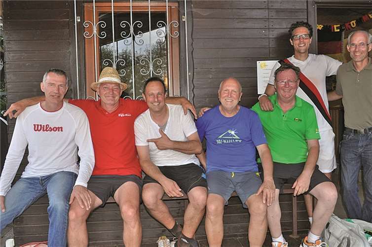 Dr. Jörn Kugler (2. HE 50), B. Hörter (Turnierleitung), Ralf Wangard (2. HE 30), Waldemar Voth (TC Neuwied), Otto Sager (TC Rengsdorf), Michael Franken (1. HE 30), Rupert Köhler (1. HE 50) (v.l.).privat
