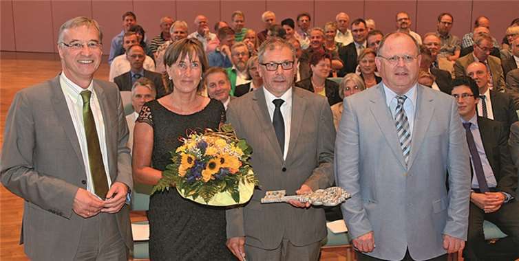 Dr. Johannes Noll (2.v.r.) freut sich mit Ehefrau Jutta auf die neue Aufgabe, mit der Staatssekretär Dr. Thomas Griese ihn gerade beauftragt und zu der Stellvertreter Jürgen Lehnigh-Emden (r.) den Dienststellenschlüssel überreicht hatte. WE