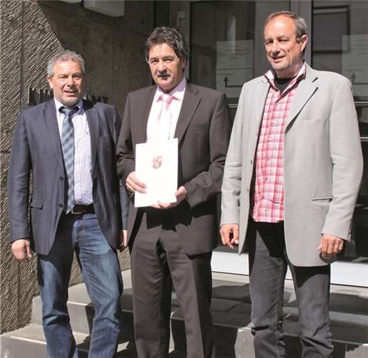 Dr. Johannes Noll, Leiter des DLR Westerwald-Osteifel (l.), und Bernd Allmann, Personalratsvorsitzender (r.), gratulierten Winfried Eberhard. Gerd Kohlhaas