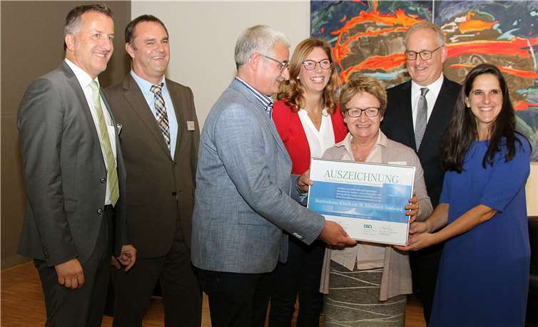 Dr. Johannes Rasbach (3. von links) nahm die Auszeichnung aus den Händen von Sabine Bätzing-Lichtenthäler (Mitte) und Privatdozentin Dr. Ana Paula Barreiros (rechts) entgegen. Mit Johannes Rasbach freuten sich die Mitglieder des Direktoriums, der Ärztliche Direktor Dr. Michael Fresenius, Krankenhausoberin Therese Schneider, der Kaufmännische Direktor Günter Iking und Pflegedirektor Oliver Schömann (von rechts). Fotos: Marienhaus Klinikum