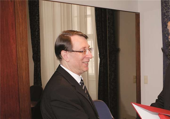 Dr. Josef Bosina, Leiter der Präsidialsektion des österreichischen Justizministerium (BMJ) überreicht JR Dr. Norbert Westenberger das Große Ehrenzeichen für Verdienste um die Republik Österreich. RAK KO