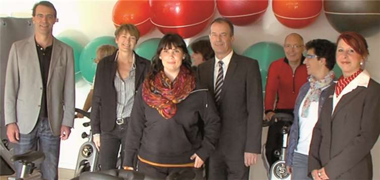 Dr. Josef Spanier (1. von links), der Chefarzt der Gynäkologie und Geburtshilfe / Brustzentrum, und Dr. Barbara Schlesinger, Oberärztin des Brustzentrums (2. von links), freuen sich über das Engagement von Jenny Redmann (3. von links) und den Sponsoren anlässlich des 2. Charity Indoor Cycling Marathons zugunsten des Brustzentrums des Marienhaus Klinikums im Kreis Ahrweiler.Privat