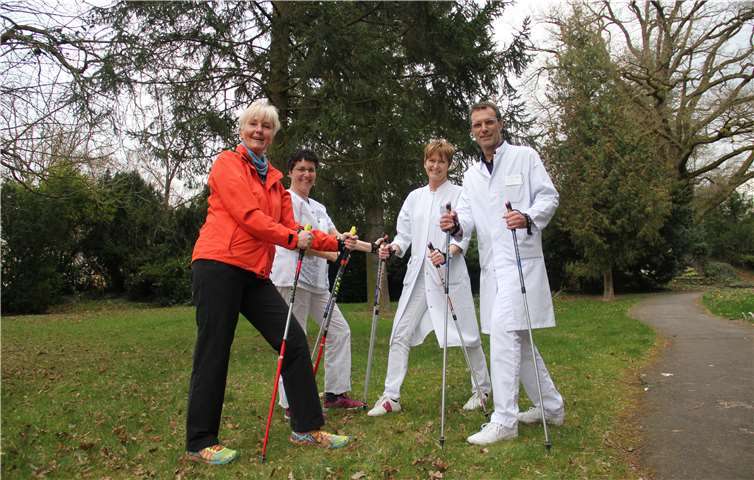 Dr. Josef Spanier (rechts), Chefarzt der Gynäkologie, freut sich gemeinsam mit seinem Team auf das Sportangebot von Nordic-Walking-Trainerin Michaela Peters (links). Privat