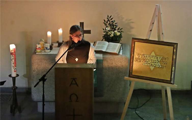 Dr. Judith Thomanek spricht in der vollen Mogendorfer Kirche über das jüdische Glaubensbekenntnis. Fotos: Evangelisches Dekanat Westerwald