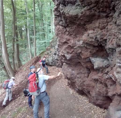 Dr. Jürgen Gauer erklärt die unterschiedlichen Lavaformen.Fotos:Privat
