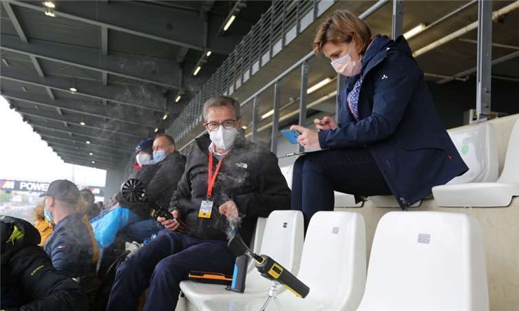 Dr. Jürgen Gebel (links) und Dr. Britt Hornei begleiten das Zuschauer-Modellprojekt Nürburgring wissenschaftlich und untersuchen unter anderem die Verbreitung von Aerosolen.Foto: Nürburgring