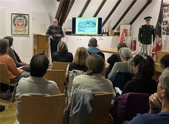 Geschichte des Tourismus im Ahrtal Dr. Jürgen Haffke zog die Gästeführer mit seinen Erläuterungen in seinen Bann. Foto: Armin Küpper