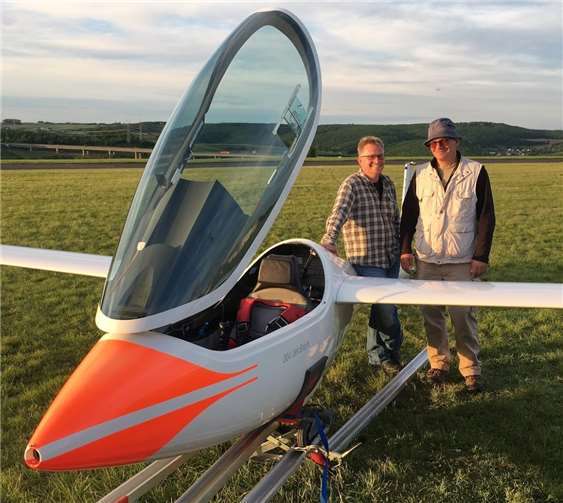 Dr. Jürgen Koch (re.) und Dietmar Spranger (li.) glücklich zurück in Bad Neuenahr-Ahrweiler. Thomas Marr, Luftsportverein Bad Neuenahr-Ahrweiler e.V.